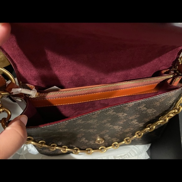 The Purse She Did Not Want. - Picture 4 of 6